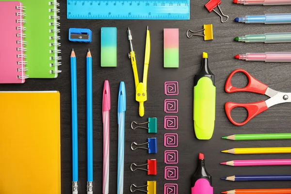 Diferentes Artículos Papelería Escuela Sobre Fondo Madera Plano —  Fotos de Stock