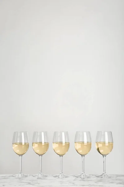 Glas Med Vitt Vin Ljus Bakgrund — Stockfoto