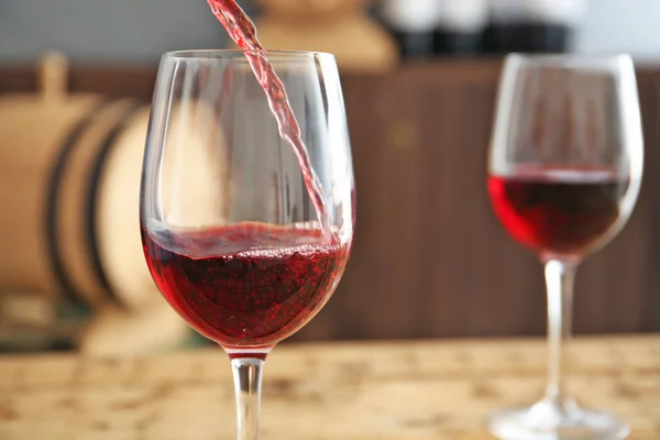 クローズ アップのテーブルの上のグラスにおいしい赤ワインを注ぐ — ストック写真