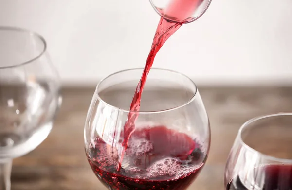 Versare Delizioso Vino Rosso Vetro Sul Tavolo Primo Piano — Foto Stock