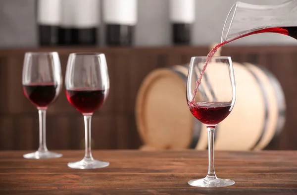 Versare Delizioso Vino Rosso Bicchiere Sul Tavolo — Foto Stock
