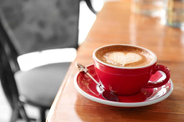 テーブルの上の新鮮な香り高いコーヒー — ストック写真