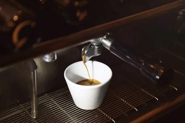 Preparazione Caffè Aromatico Fresco Macchina Moderna Primo Piano — Foto Stock