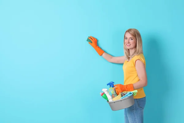 Mujer Con Guantes Limpiando Pared Color Con Esponja — Foto de Stock