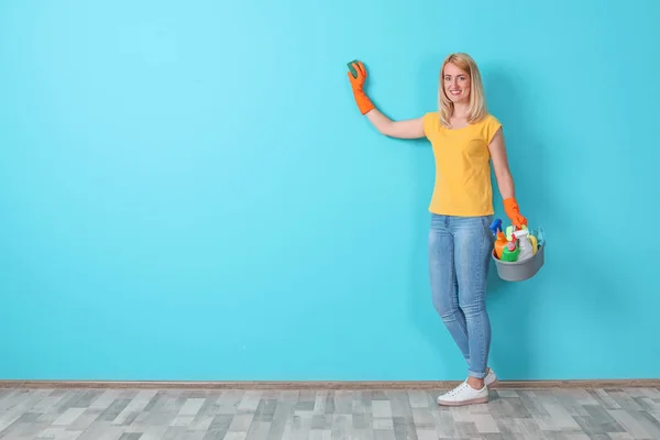 Жінка Рукавичках Очищення Кольорової Стіни Губкою — стокове фото