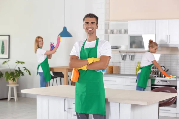 Equipe Zeladores Profissionais Cozinha Limpeza Uniforme — Fotografia de Stock