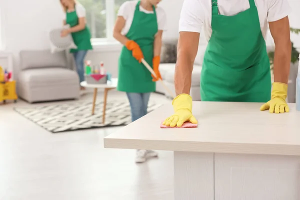 Man Handschoenen Schoonmaken Tabel Binnenshuis Close — Stockfoto