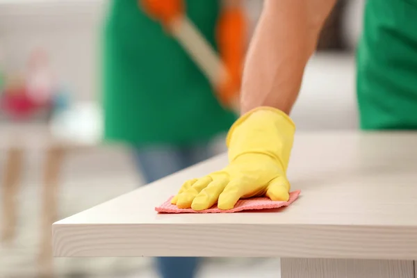 Mann Handschuhen Reinigungstisch Drinnen Nahaufnahme — Stockfoto
