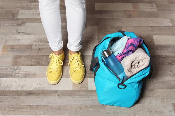 Jonge Vrouw Sportkleding Tas Met Fitnessapparatuur Binnenshuis — Stockfoto