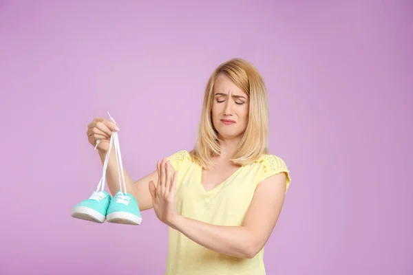 Jonge Vrouw Met Stinkende Schoenen Kleur Achtergrond Luchtverfrisser — Stockfoto