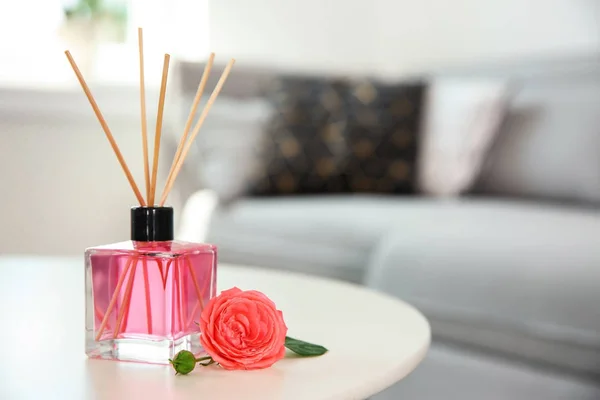 Aromatische Reed Luchtverfrisser Rose Tafel Binnenshuis — Stockfoto