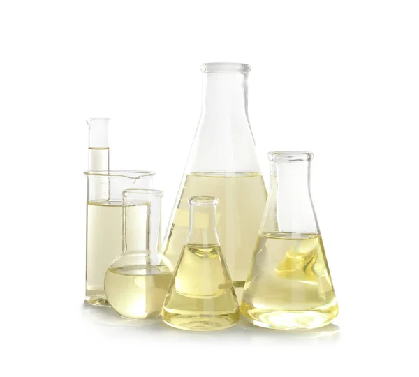 白色背景液体的实验室玻璃器皿 化学分析 — 图库照片