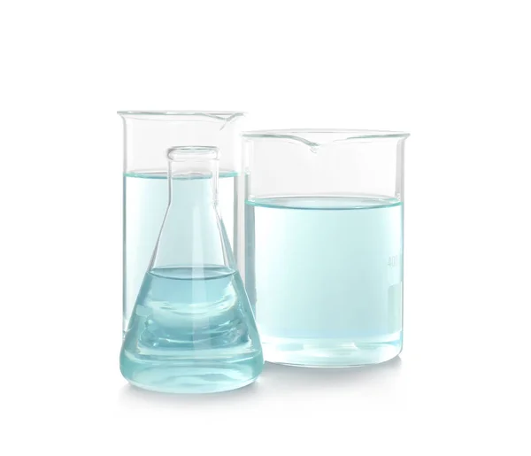 Laborgläser Mit Flüssigkeit Auf Weißem Hintergrund Chemische Analyse — Stockfoto