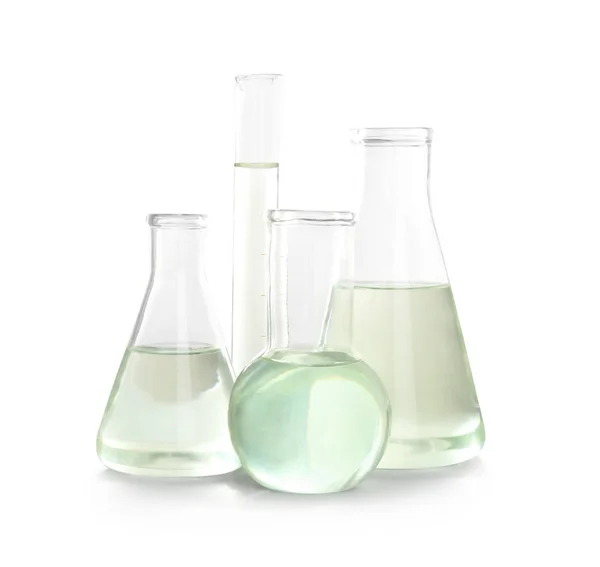 Naczynia Laboratoryjne Płynem Białym Tle Analiza Chemiczna — Zdjęcie stockowe