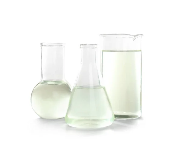 白色背景液体的实验室玻璃器皿 化学分析 — 图库照片