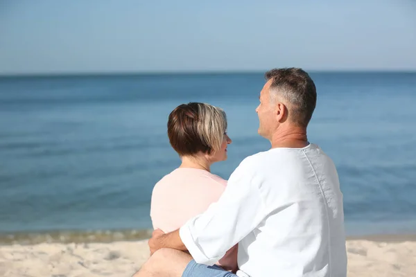 Szczęśliwa Para Dorosła Siedzieli Plaży Słoneczny Dzień — Zdjęcie stockowe