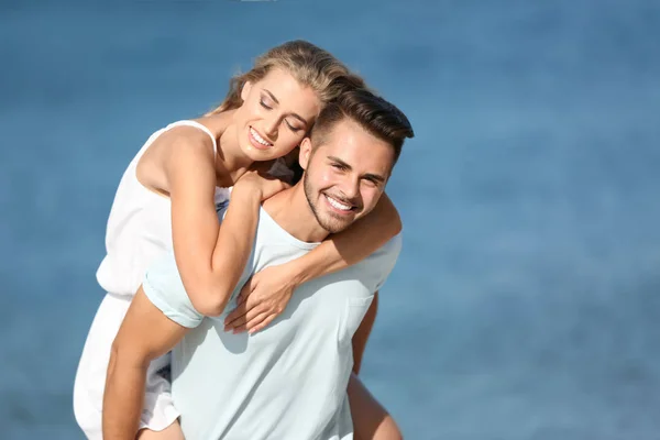 Felice Giovane Coppia Spiaggia Nella Giornata Sole — Foto Stock