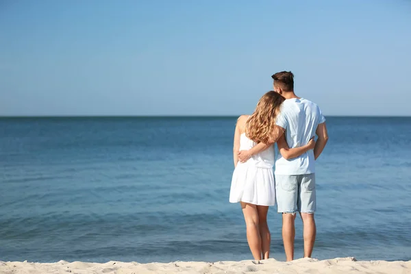 Glada Unga Par Stranden Solig Dag — Stockfoto