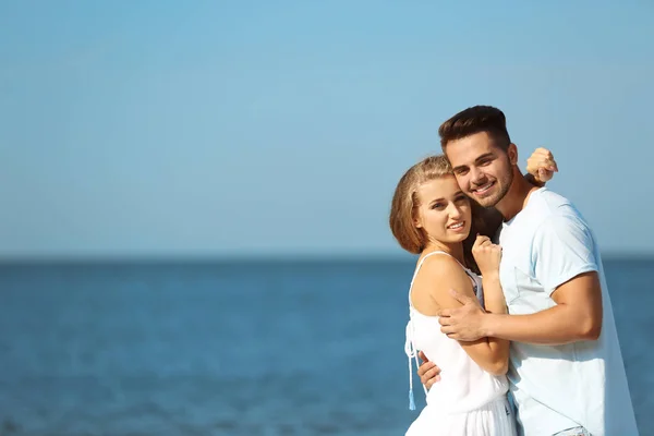 Jovem Casal Feliz Praia Dia Ensolarado — Fotografia de Stock