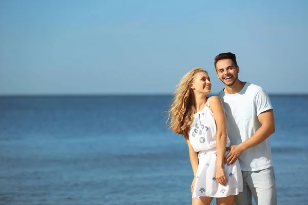 Jovem Casal Feliz Praia Dia Ensolarado — Fotografia de Stock