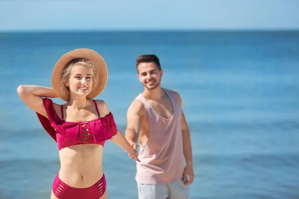 Felice Giovane Coppia Che Tiene Mano Spiaggia Nella Giornata Sole — Foto Stock