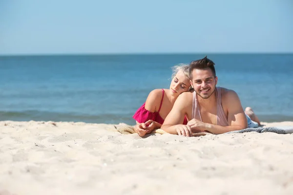 Gelukkig Jong Stel Samen Het Strand Liggen Zonnige Dag — Stockfoto