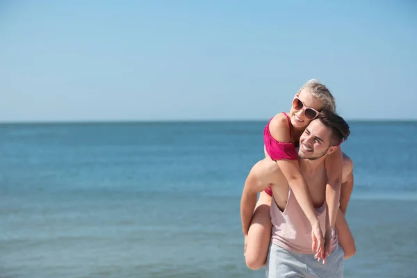 快乐的年轻夫妇在海滩上享受阳光明媚的一天 — 图库照片