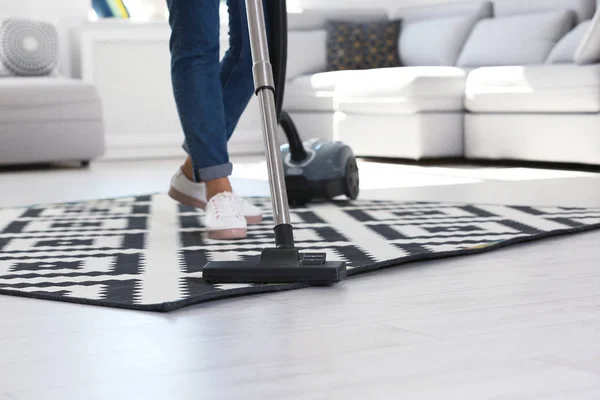 Frau Putzt Teppich Mit Staubsauger Nahaufnahme — Stockfoto