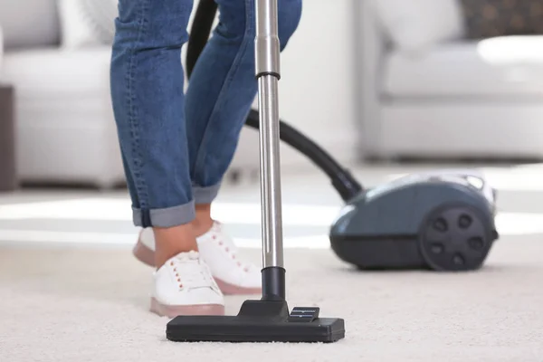 Wanita Membersihkan Karpet Dengan Vacuum Cleaner Closeup — Stok Foto