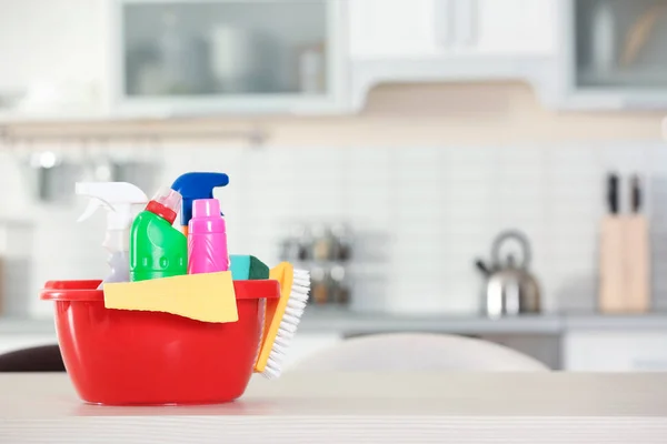 Bacia Com Material Limpeza Mesa Dentro Casa — Fotografia de Stock