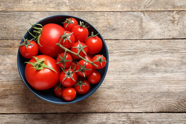 Cuenco Con Sabrosos Tomates Jugosos Espacio Para Texto Sobre Fondo —  Fotos de Stock