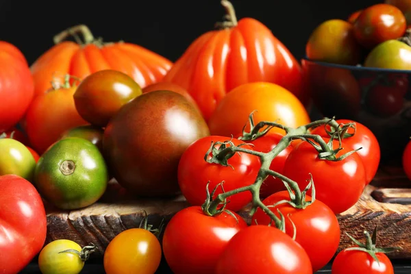 Holzbrett Mit Leckeren Saftigen Tomaten Nahaufnahme — Stockfoto