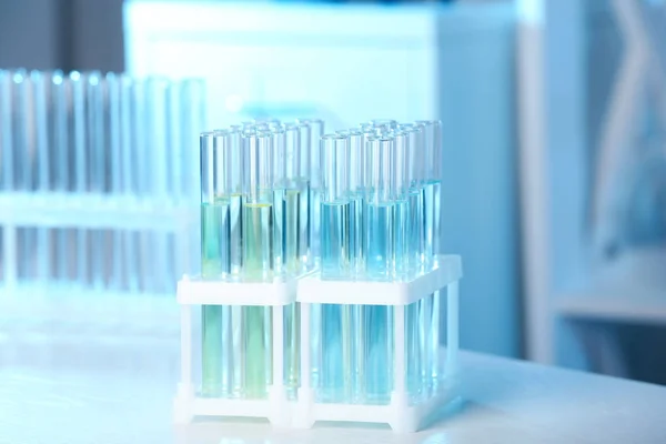 Tablo Laboratuvar Test Tüpleri Ile Sahibi Kimyasal Analiz — Stok fotoğraf