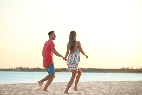 Feliz Jovem Casal Correndo Juntos Praia — Fotografia de Stock