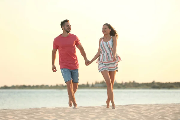Щаслива Молода Пара Гуляє Разом Пляжі — стокове фото