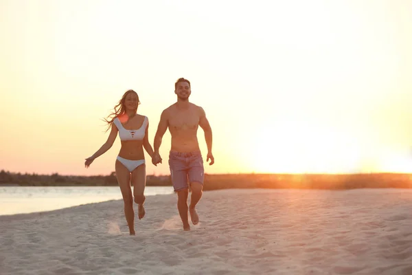 Счастливая Молодая Пара Бегает Вместе Пляжу — стоковое фото