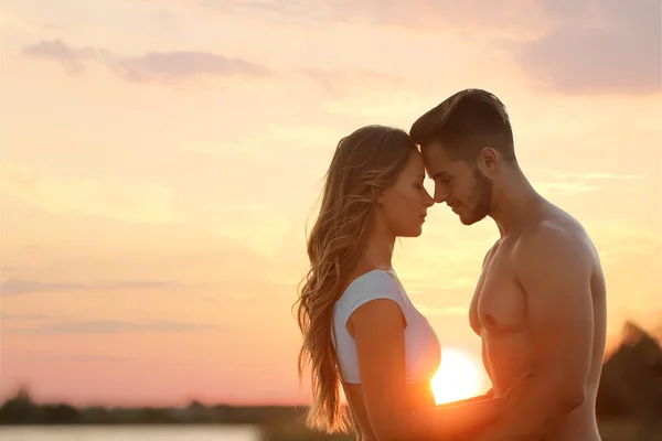 Joyeux Jeune Couple Tenue Plage Extérieur Coucher Soleil — Photo