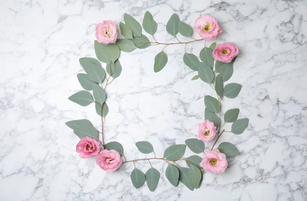 Frisk Eukalyptus Blad Med Blommor Och Utrymme För Design Marmor — Stockfoto