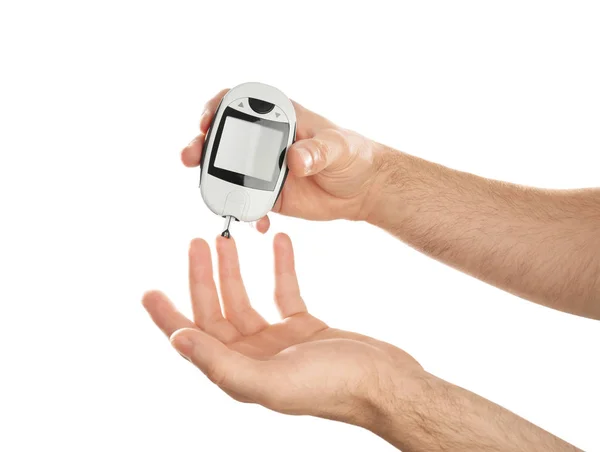 Man Kontrollera Blodsockernivå Med Glukometer Vit Bakgrund Diabetes Test — Stockfoto