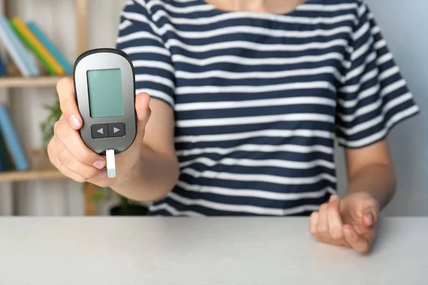 Mulher Segurando Glicosímetro Mesa Teste Diabetes — Fotografia de Stock