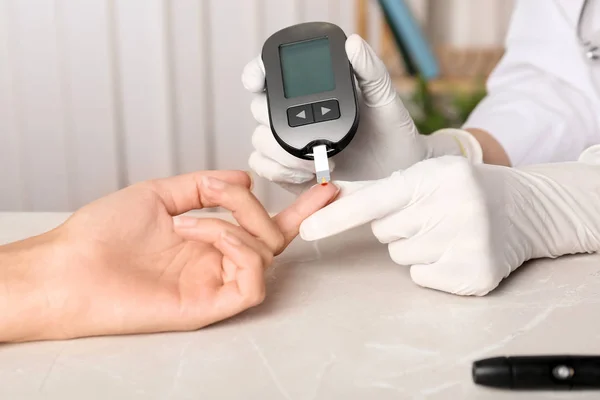 Médico Verificando Nível Açúcar Sangue Com Glicosímetro Mesa Teste Diabetes — Fotografia de Stock