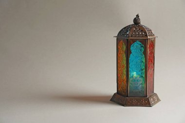 Açık renkli mum ile Müslüman lamba. Ramazan sembolü olarak Fanous