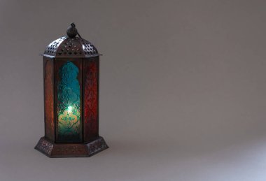Müslüman lamba mum gri arka plan üzerinde. Ramazan sembolü olarak Fanous