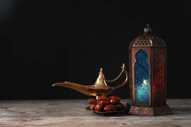 Ahşap masa üzerinde Müslüman lamba ile kompozisyon. Ramazan sembolü olarak Fanous