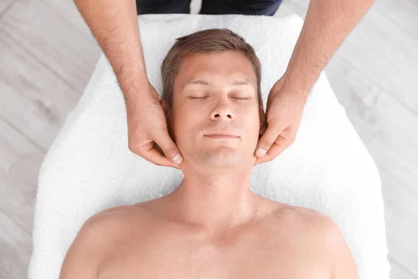 Ontspannen Man Ontvangen Hoofd Massage Het Wellnesscentrum Bovenaanzicht — Stockfoto