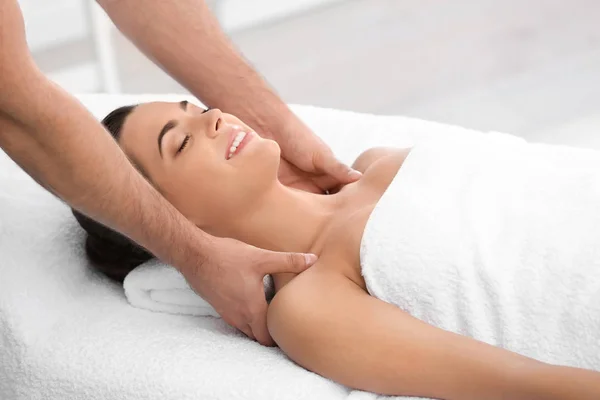 Mulher Relaxada Recebendo Massagem Nos Ombros Centro Bem Estar — Fotografia de Stock