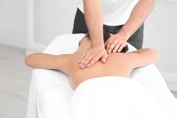 Ontspannen Vrouw Ontvangen Rug Massage Het Wellnesscentrum — Stockfoto