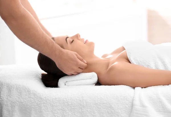 Mulher Relaxada Recebendo Massagem Pescoço Centro Bem Estar — Fotografia de Stock