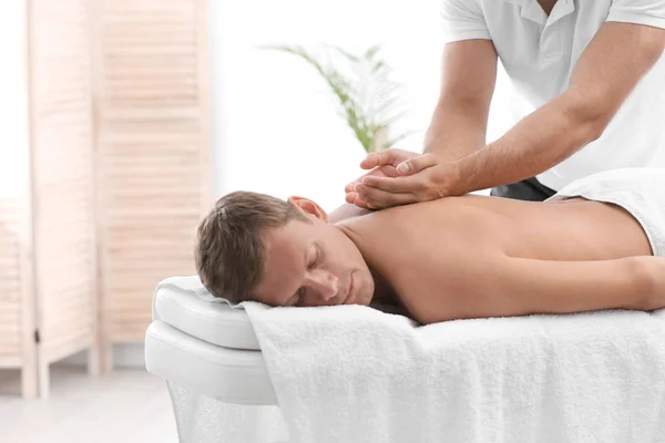 Ontspannen Man Ontvangen Rug Massage Het Wellnesscentrum — Stockfoto