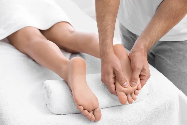 Jonge Vrouw Ontvangen Van Massage Salon Close — Stockfoto